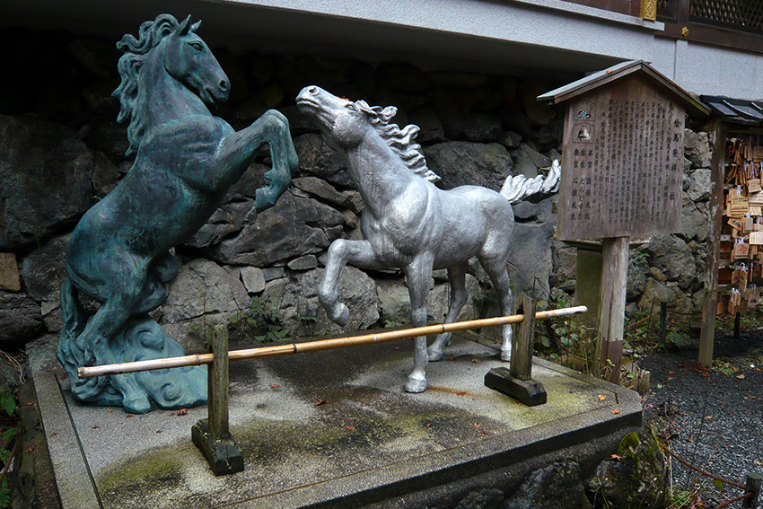 Zwei Pferdestatuen am Kifune-Schrein in Kyoto, ein traditioneller Ort für Pferde-Orakel und ema-Wunschtafeln