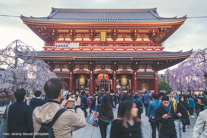 Japaner besuchen Sehenswürdigkeiten in Japan