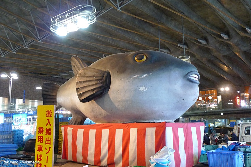 Eine große Kugelfisch Figur zeigt, dass man hier Fugu kaufen kann.