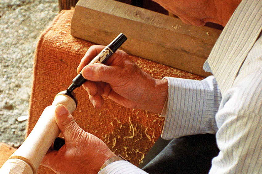 Herstellung Kokeshi in Handarbeit