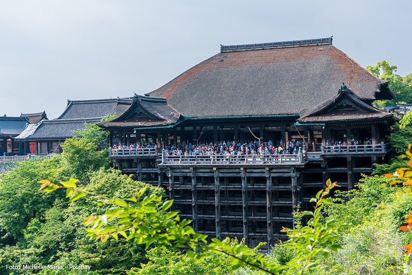 Der Kiyomizu-dera Tempel mit vielen Touristen