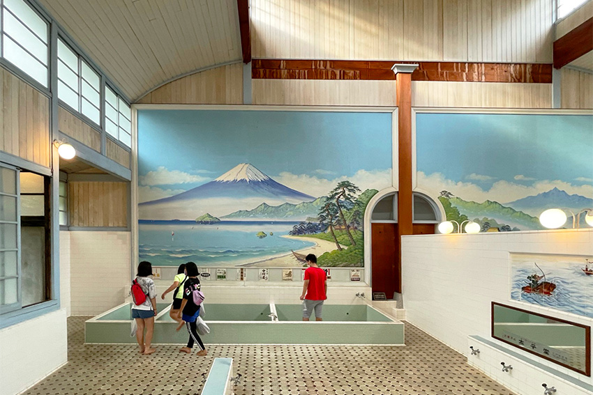 Innenraum eines traditionellen japanischen Badehauses mit Fuji-Wandmalerei in Tokio