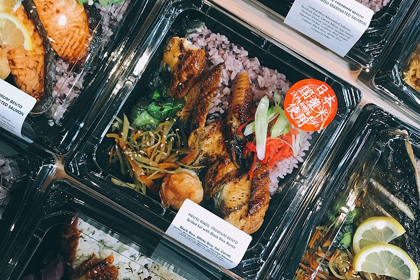 Japan Bento-Boxen – kunstvolle Mahlzeiten für unterwegs Japanische Bento-Boxen mit Reis, Fisch und Gemüse in Feinkostauslage