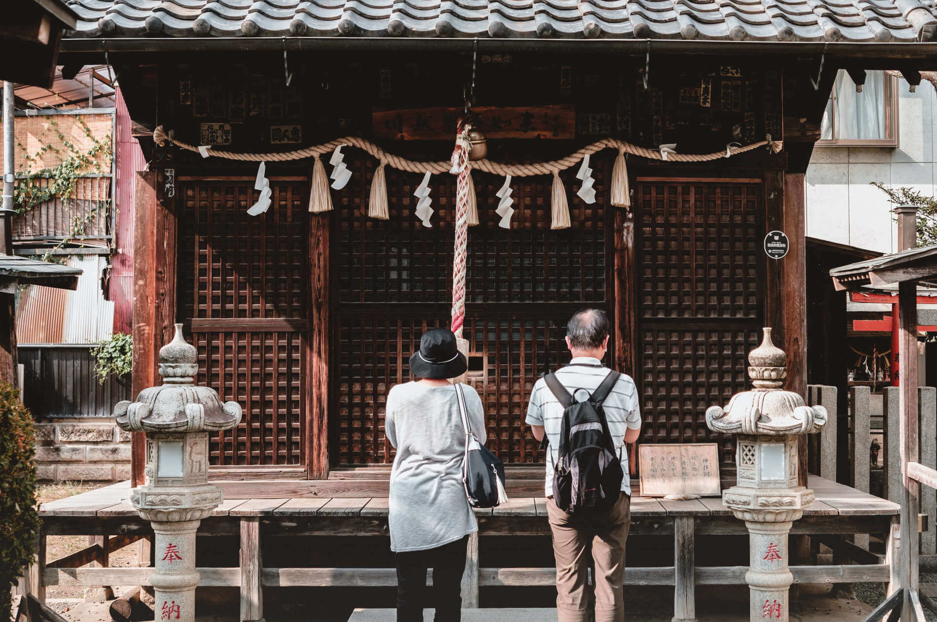 Zwei Japaner beten vor dem Shinto-Schrein