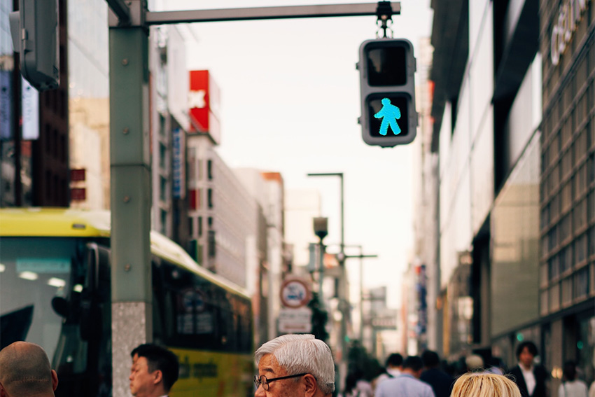 Warum sind die Ampeln in Japan blau?