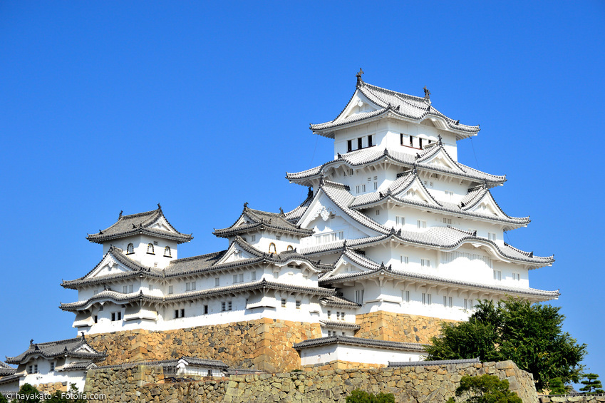 Schloss Himeji vor blauem Himmel