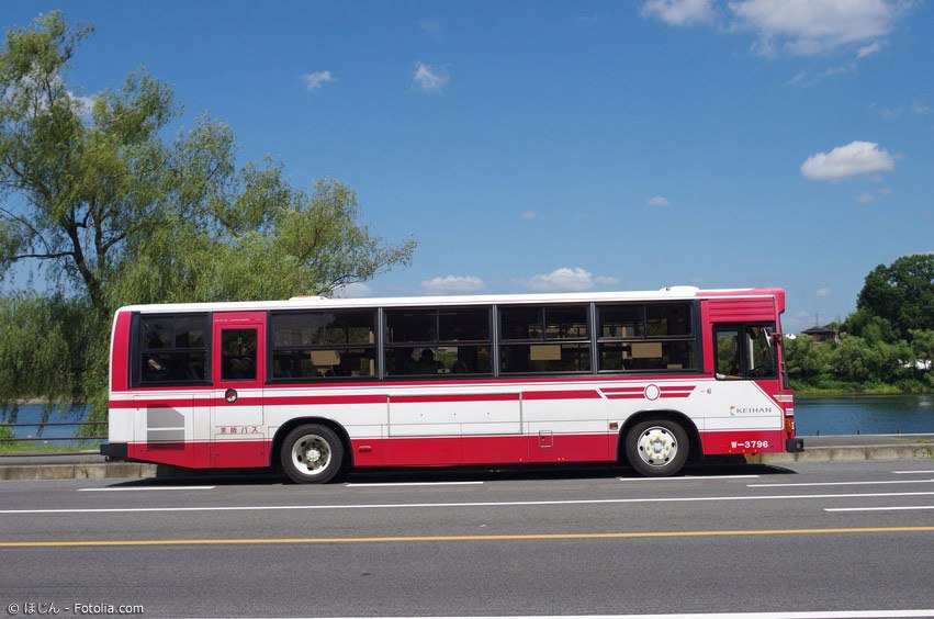 Günstig ans Ziel kommen mit dem Stadt- oder Überlandbus. Auf bestimmten Strecken ist der Bus eine gute Alternative zu den teureren Zügen.