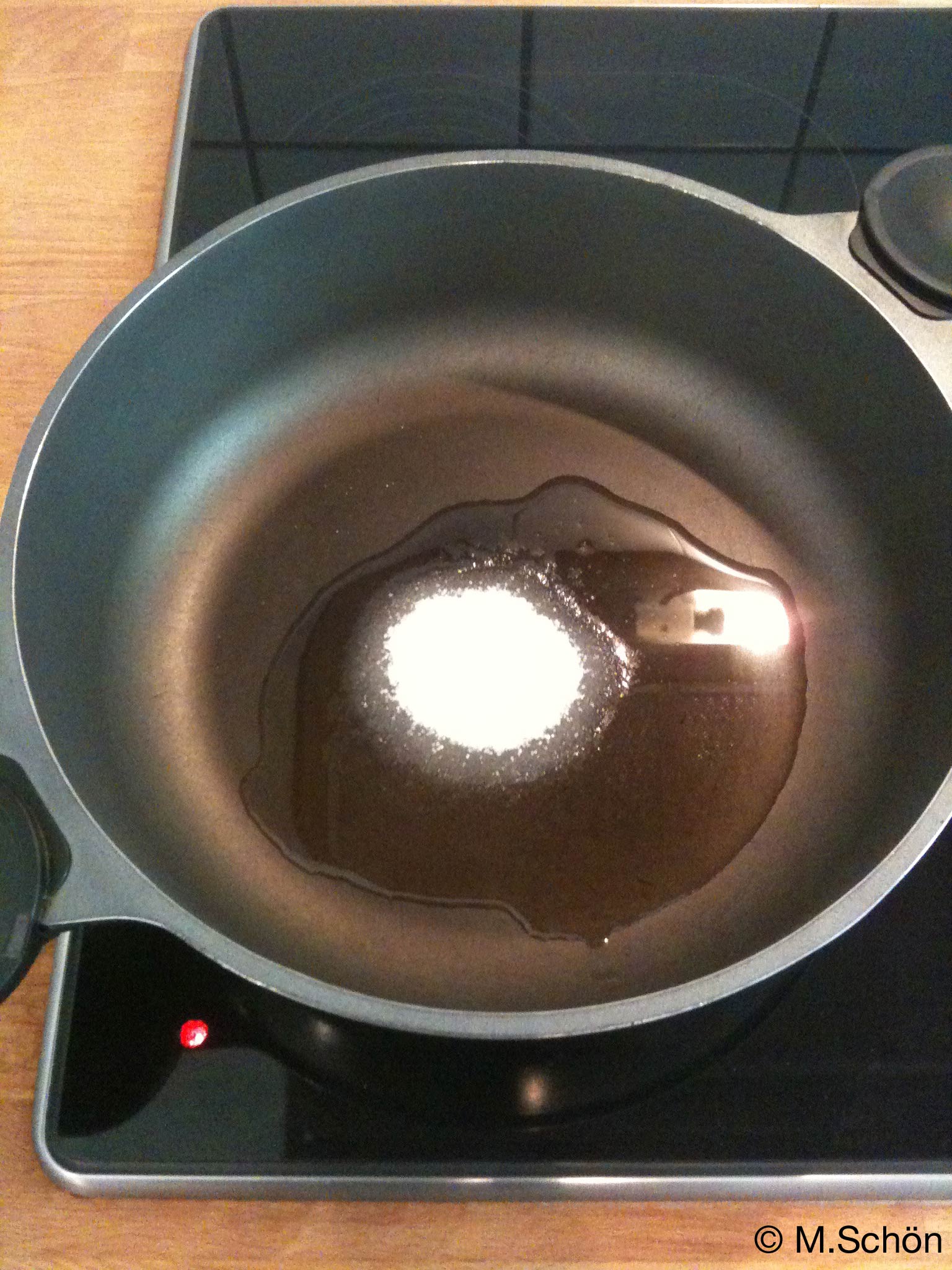 Schritt 2: Öl, Zucker und Sojasauce in der Pfanne erhitzen