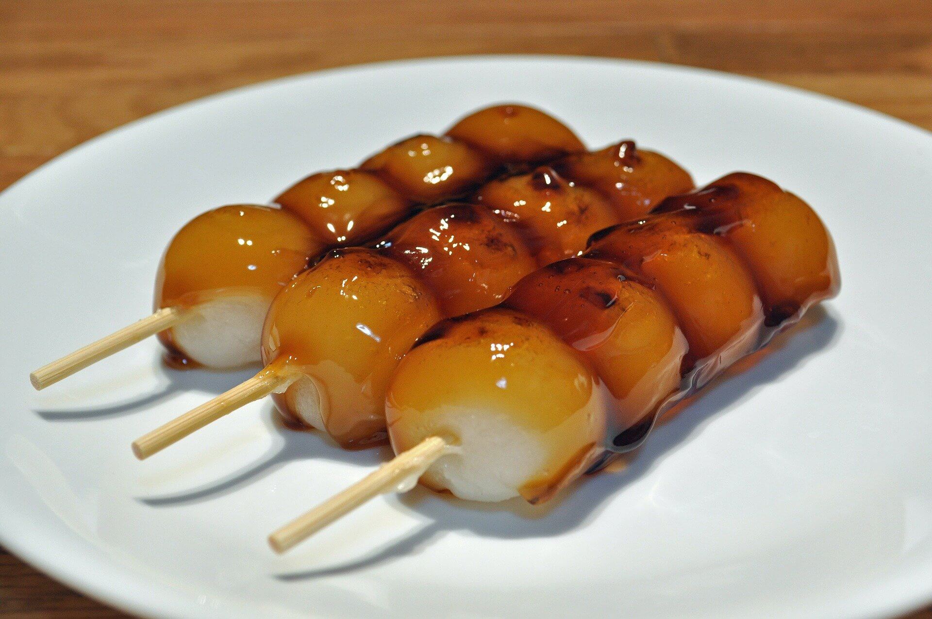 Dango auf dem Spieß mit Soße