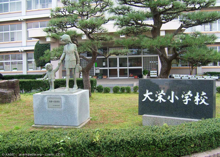 Daiei-e Grundschule mit Staue von Conan und Ran aus Detective Conan