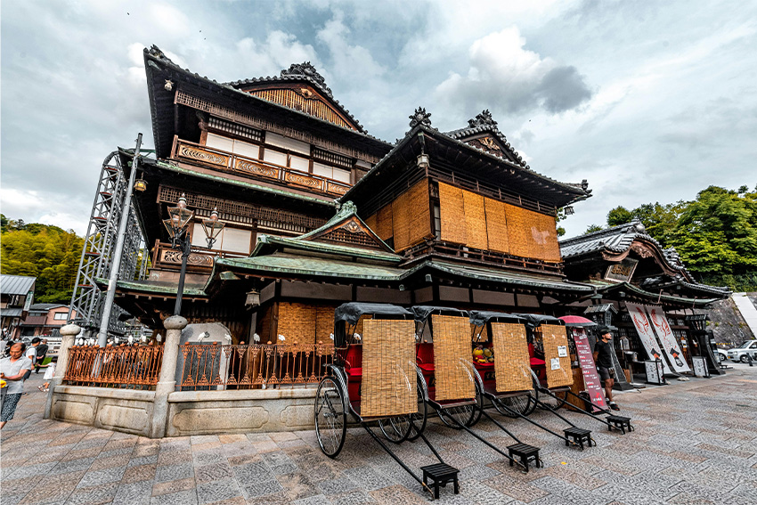 Historisches Dōgo Onsen Honkan in Matsuyama, Ehime – eines der ältesten Onsen-Badehäuser Japans