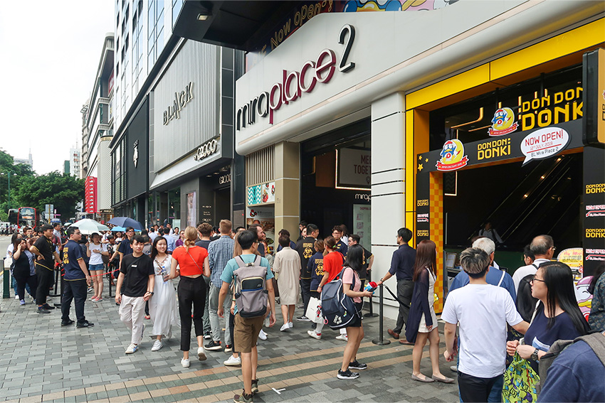 Eröffnungstag der ersten Don Don Donki Filiale im Mira Place 2, Hongkong mit langen Warteschlangen