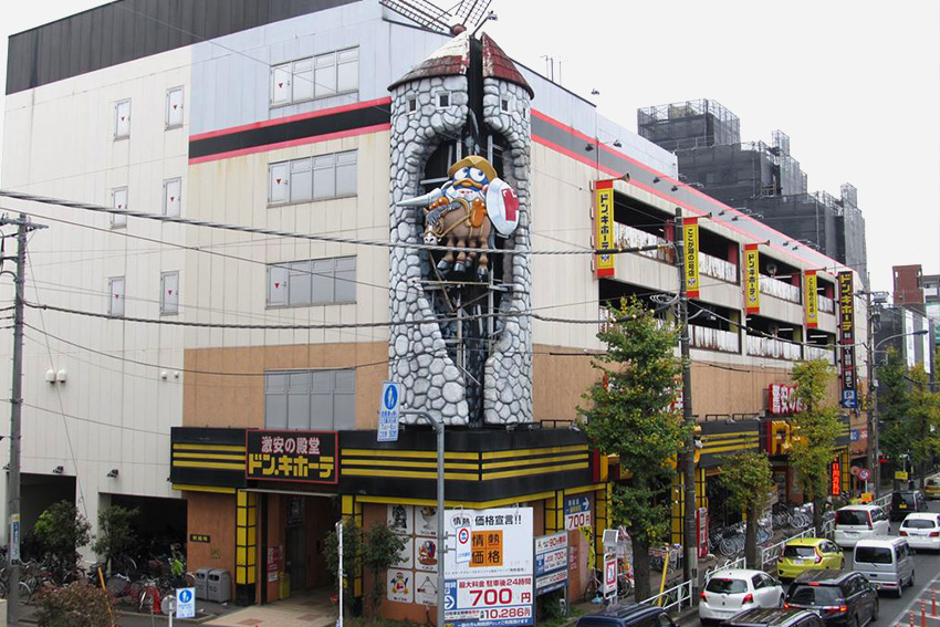Fassade eines Don Quijote Stores in Japan mit markantem gelben Schriftzug