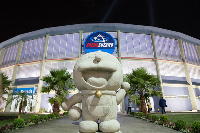 Doraemon-Statue vor der Arena Suzano bei Nacht als Sinnbild für die internationale Strahlkraft der japanischen Kultfigur