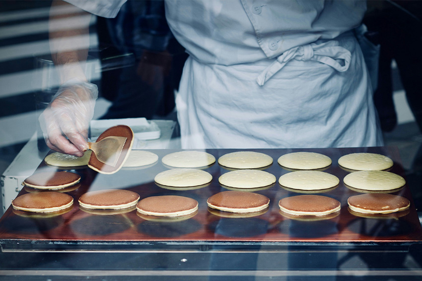 Dorayaki werden in einer japanischen Manufaktur frisch gebacken und gefüllt