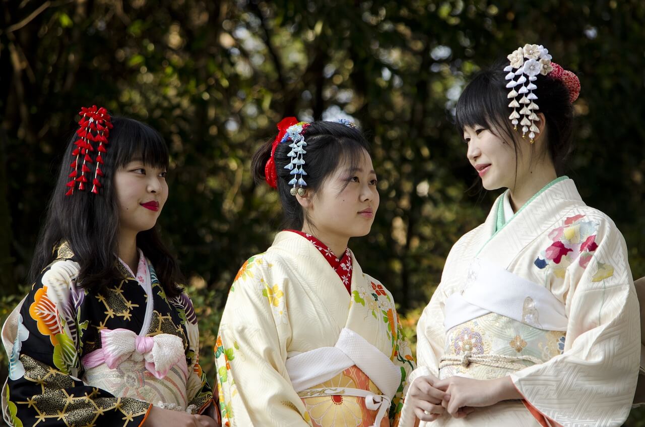 Drei asiatische Frauen in klassischen Kimonos