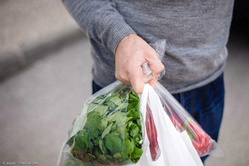 Oft ist frisches Gemüse in Plastik eingepackt und wird nach dem Bezahlen noch einmal in eine Plastiktüte gesteckt. Aber einige Supermärkte beginnen umzudenken.