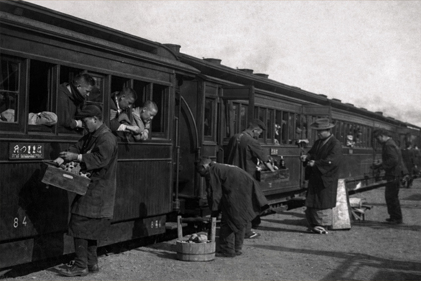 Historischer Verkauf von Ekiben an einem japanischen Zug am Bahnsteig