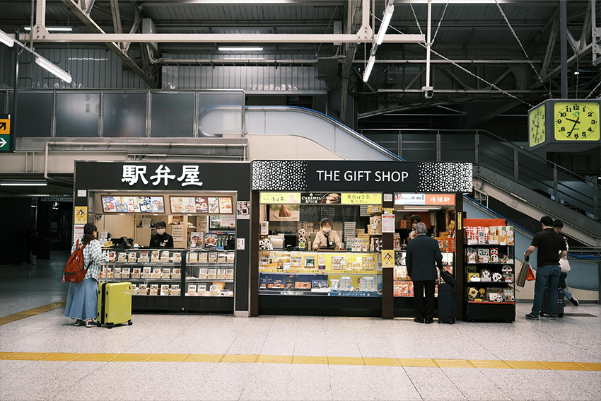 Verkaufsstand für Ekiben und Souvenirs in einem Bahnhof in Tokio
