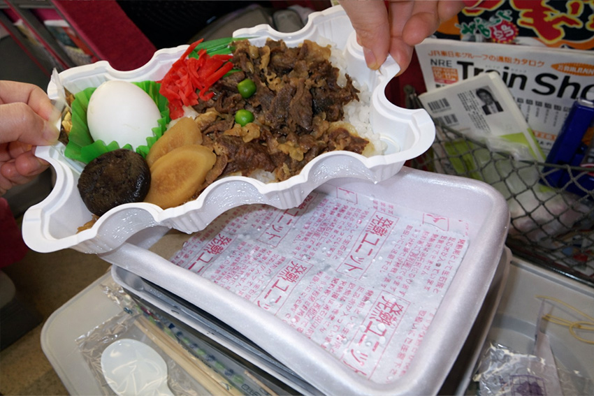 Sukiyaki-Bento mit integrierter Heizeinheit aus Yonezawa Bahnhof