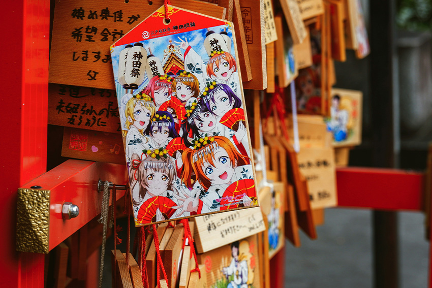 Anime-Ita-ema (痛絵馬) als Ema Holztafel am Kanda Myōjin Schrein in Tokio, aufgehängt zwischen weiteren Wunschtafeln