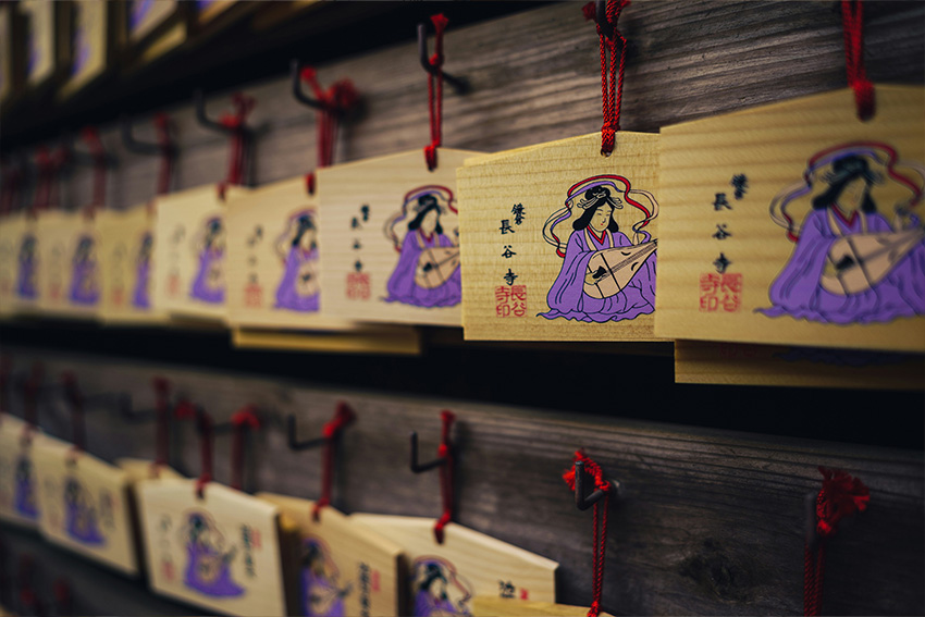 Ema Holztafeln mit Darstellung von Benzaiten (弁財天) mit Biwa-Laute an einem Schrein in Kamakura, Kanagawa