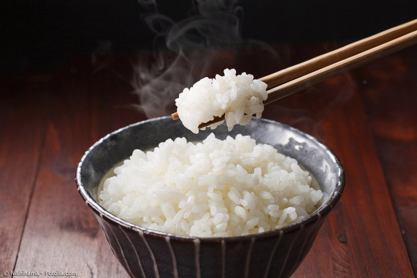 Das Essen mit Essstäbchen zu erlernen erfordert ein wenig Übung, lässt sich dann aber schnell meistern. Allerdings gibt es noch einige Verhaltensregeln, die man unbedingt beim Gebrauch von japanischen Essstäbchen beachten sollte.