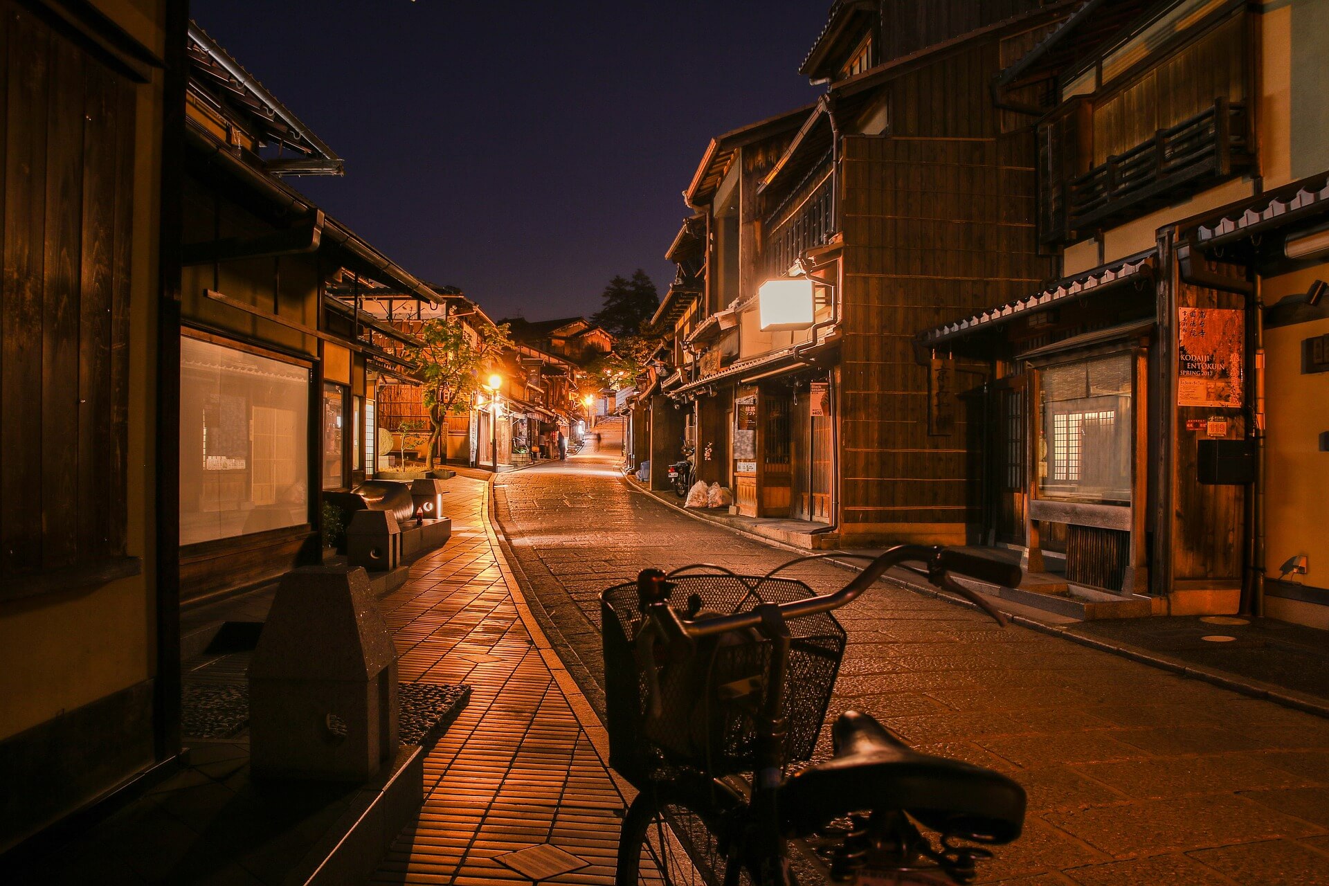 Ein Fahrrad im Abendlicht von Tokio