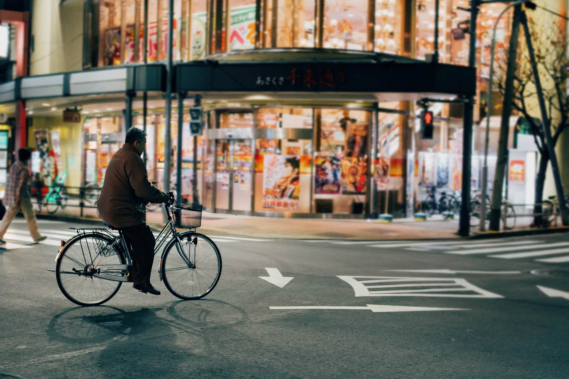 Fahrer eines Drahtesels in den Straßen Tokios