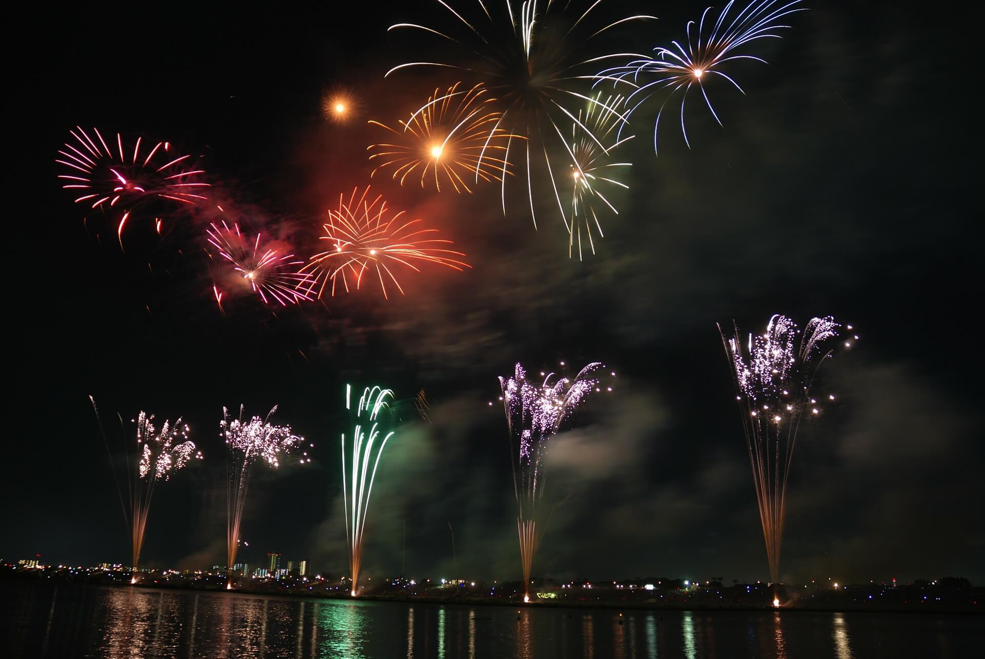 Japanisches Feuerwerk am Fluss