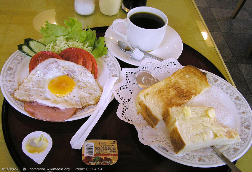 Westliches Frühstück in Japan mit Kaffee und Toast