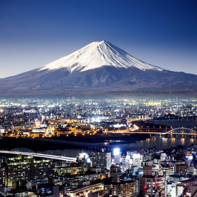 Der Fuji ist Japans höchster Berg und gleichzeitig einer der aktiven Vulkane Japans. Allerdings brach er das letzte Mal 1707 aus und ist nun beliebtes Ziel von Wanderern.