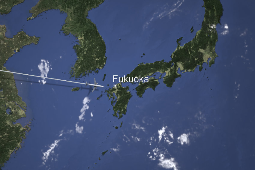 Flugroute nach Fukuoka auf der Japan-Karte Satellitenkarte von Ostasien mit einer Flugzeug-Illustration, die Kurs auf die japanische Stadt Fukuoka nimmt.
