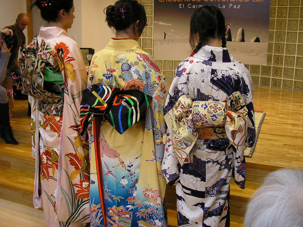 Farbige Kimonos für junge Frauen