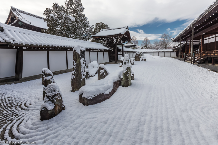 Zengarten im Winter mit Schnee bedeckt