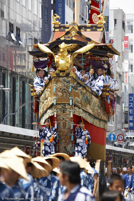 Festwagen mit Japanern in Festival-Kimono beim Gion Matsuri in Kyoto