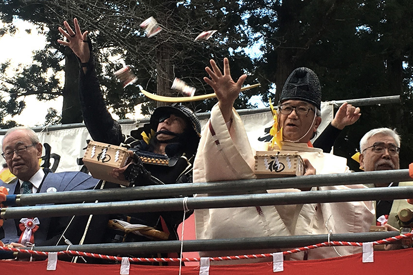 Traditionelles Setsubun-Fest in Japan mit Oni-Masken und Bohnenwurf zur Vertreibung des Unglücks