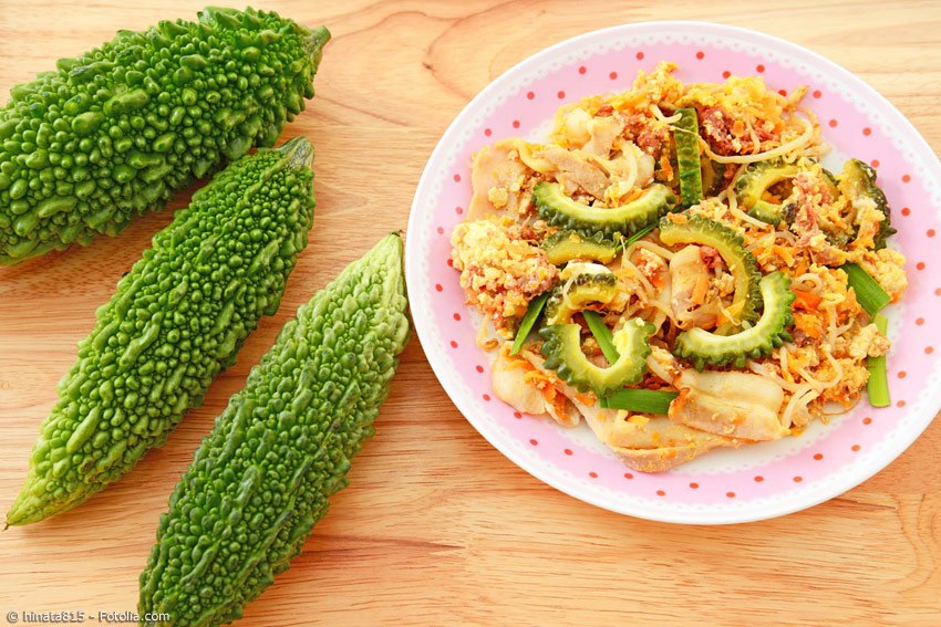 Die Goya Gurke mutet von außen seltsam an, ergibt aber zusammen mit Tofu, Fleisch, Gemüse und Ei ein leckeres Gericht. Am besten gleich ausprobieren!