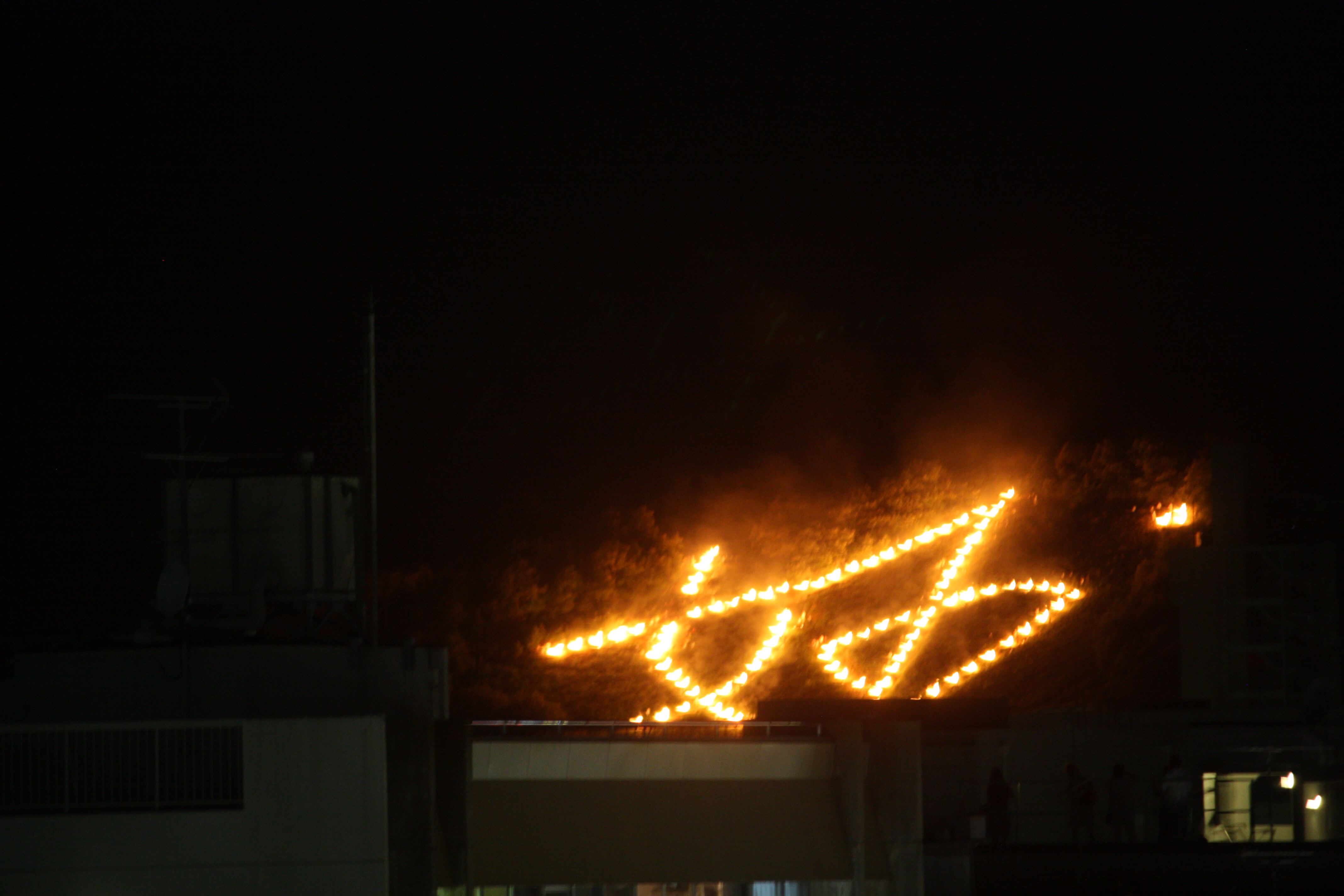 Feuerzeichen in der Nacht