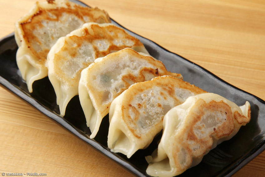 Gyoza sind gefüllte japanische Teigtaschen, die gedämpft und teilweise angebraten (Yaki-Gyoza) werden. Sie sind eine beliebte Vorspeise.