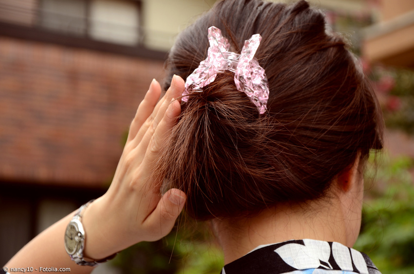 Japanische Haarspange aus Acryl in einer Frisur