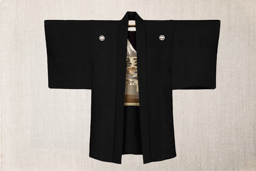 Schwarze Haori-Jacke mit Mon-Familienwappen als formelle Ergänzung zum Kimono