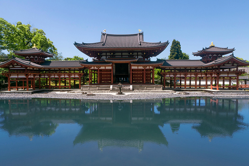 Heian-zeitliche Architektur am Beispiel des Byōdō-in-Tempels Heian-zeitliche Tempelarchitektur mit symmetrischer Holzbauweise, Wasserfläche und Spiegelung als Beispiel höfischer Ästhetik in Japan
