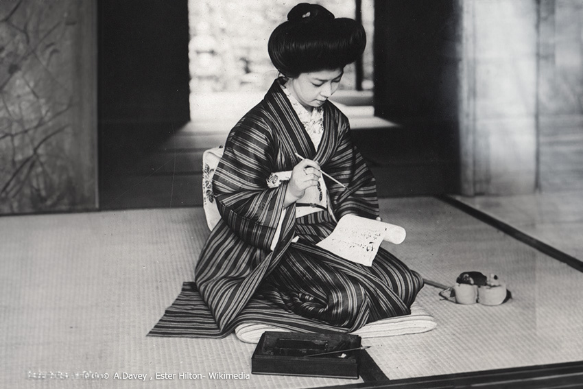 Hiragana und die Schreibkultur der Frauen in der Heian-Zeit Frau beim Schreiben mit Pinsel und Papier als Symbol für Hiragana, Literatur und weibliche Schreibkultur in der Heian-Zeit Japans