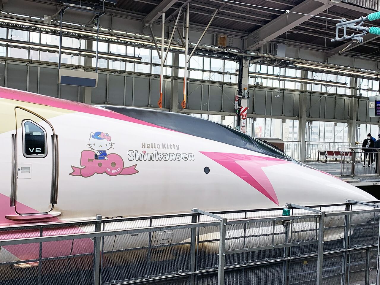 Shinkansen Eisenbahn mit Hello Kitty