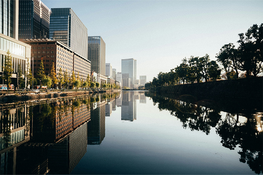 Tokio im Herbst: Skyline und Wassergraben am Kaiserpalast bei klarer Morgenstimmung