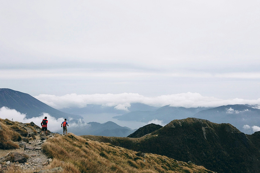 Herbstliche Wanderung in Japans Bergen mit Ausblick auf das Wolkenmeer – Reisezeit Oktober und November