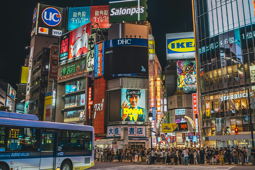 IKEA in Tokio bei Nacht IKEA Leuchtreklame in Tokio