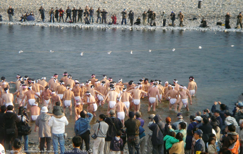 Badende Teilnehmer der Ikenoue Reinigungszeremonie in Gifu