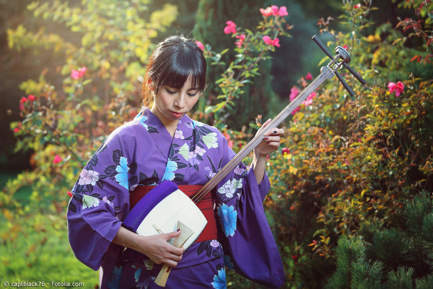 Die Shamisen ist eine dreiseitige Gitarre, die mit einem speziellen großen Plektron gespielt wird und einen traditionell schnarrenden Klang besitzt.